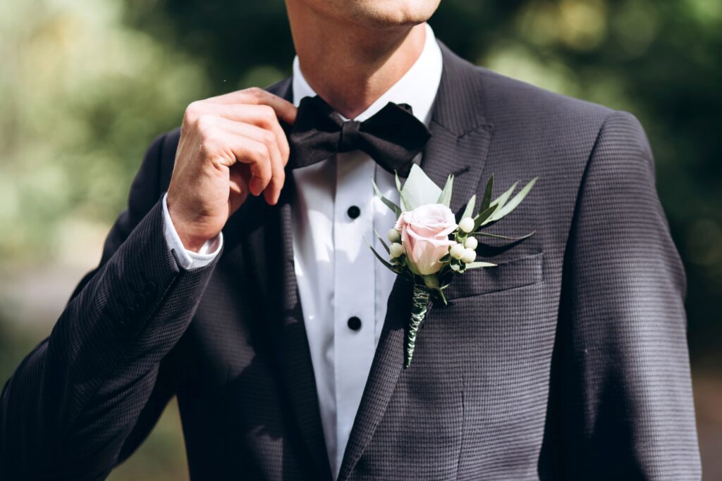 Der Bräutigam im Anzug richtet seine Krawatte