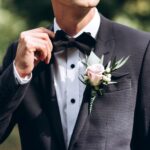 Der Bräutigam im Anzug richtet seine Krawatte