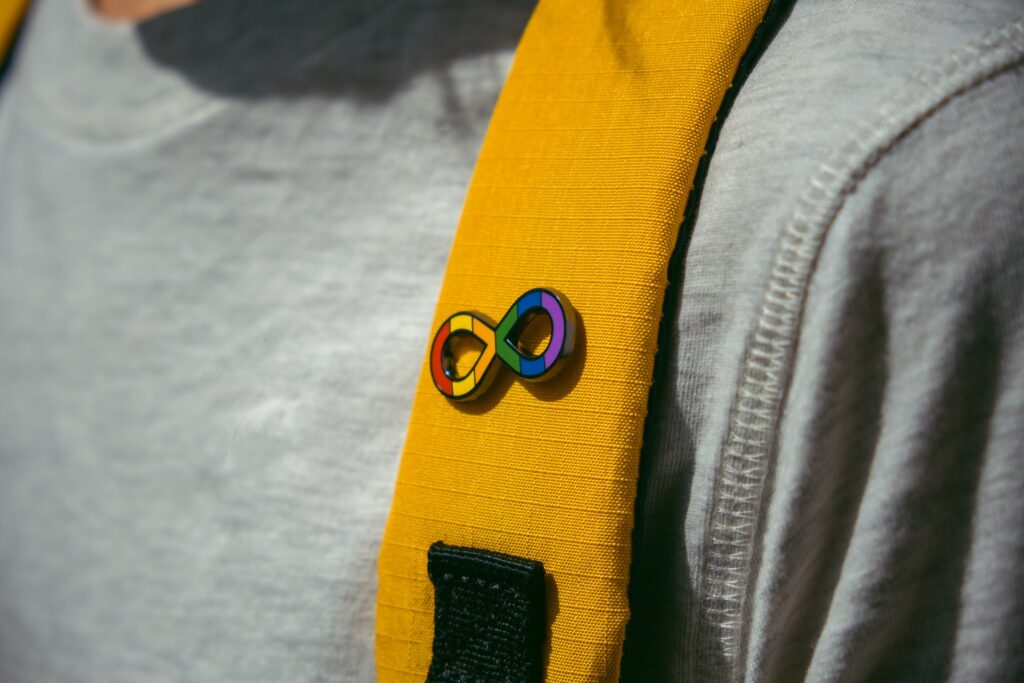 Unendlichkeitssymbol als Pin am Rucksack | Buttons selbst gestalten