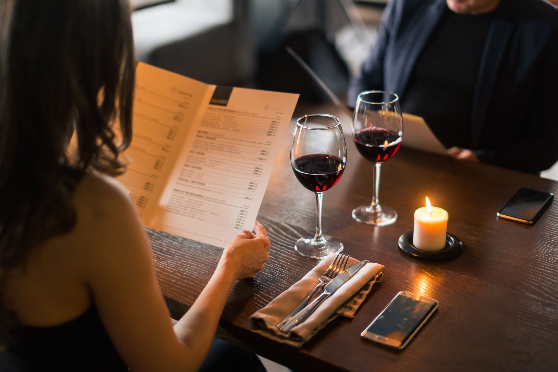 Elegantes Dinner mit Wein und Kerzenschein in Düsseldorf, hochwertiges Erlebnis im Kontext von Escort Düsseldorf