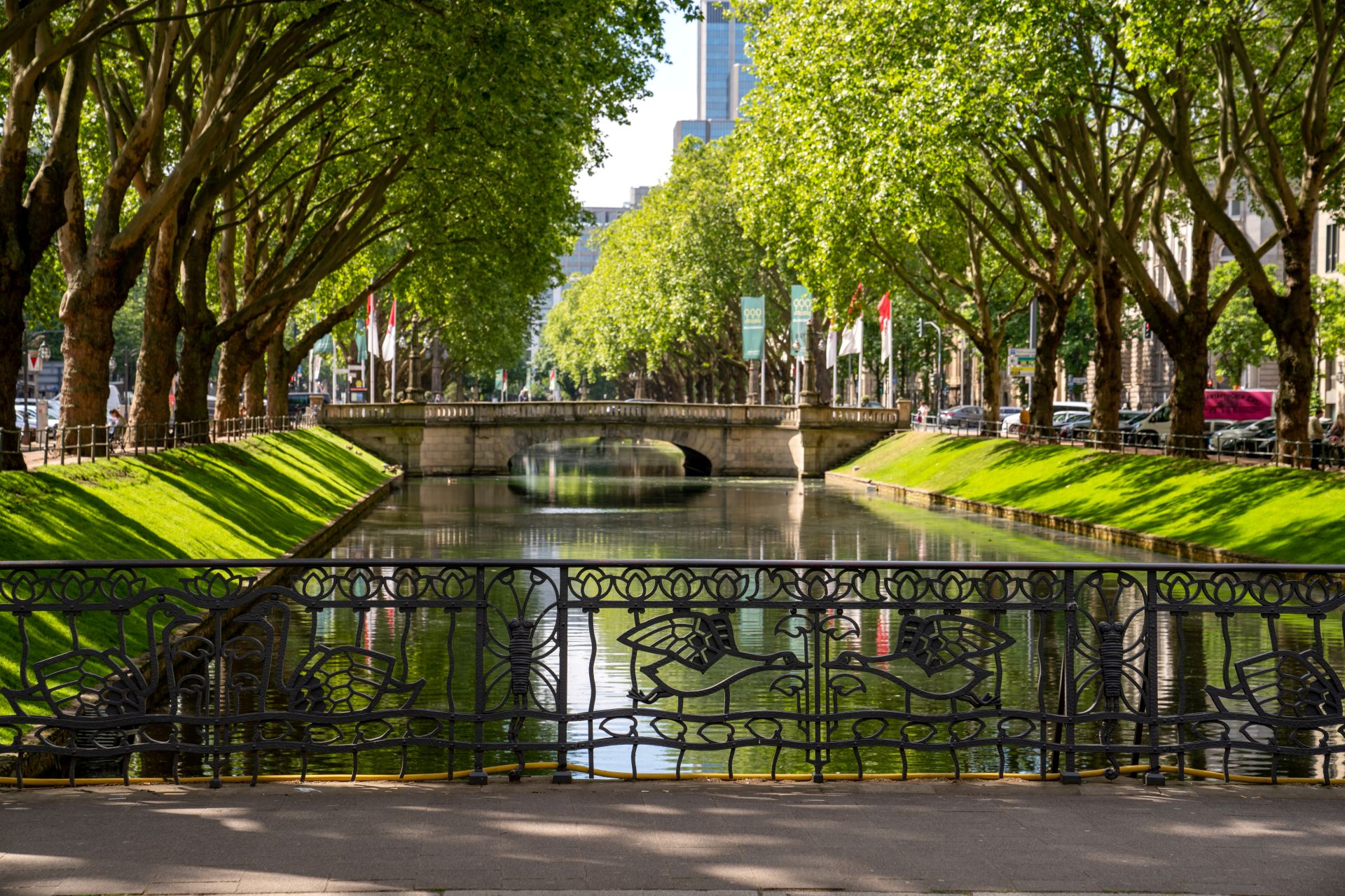 Düsseldorfer Königsallee mit Wassergraben und eleganten Geschäften, exklusiver Treffpunkt für Lifestyle und Escort Düsseldorf