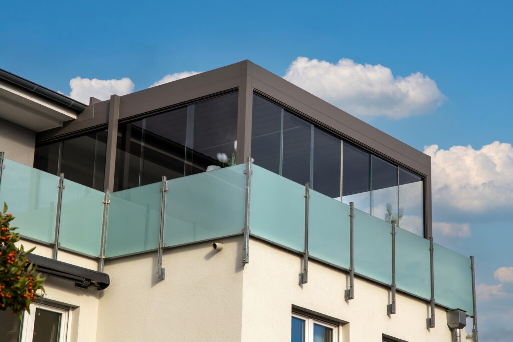 Moderne Dachterrasse mit Glas und stilvollem Aufbau | Terrassenüberdachung