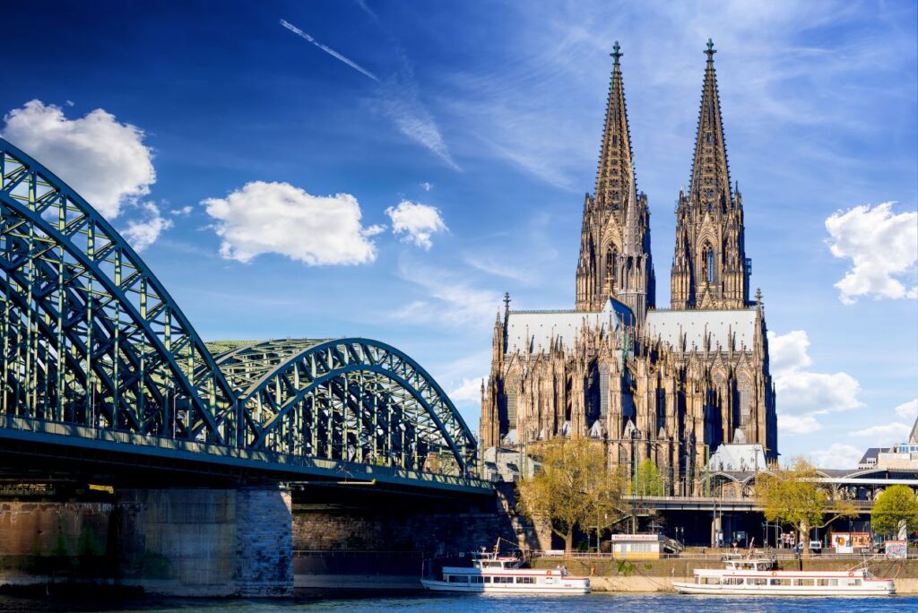 Blick auf den Koelner Dom und die Hohenzollernbruecke als Symbol fuer Energie und Balance mit personal trainer koeln