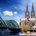 Blick auf den Koelner Dom und die Hohenzollernbruecke als Symbol fuer Energie und Balance mit personal trainer koeln